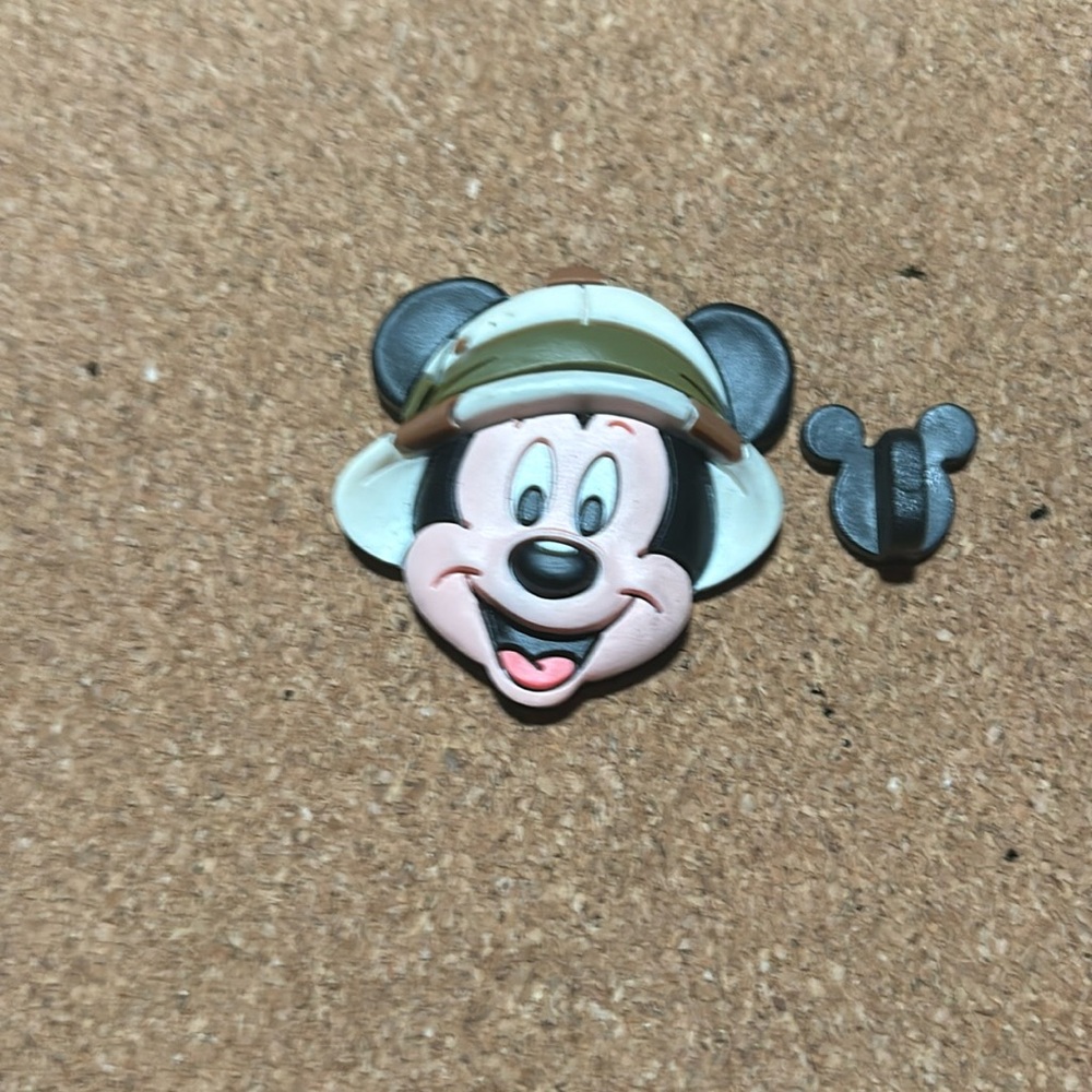 3d Disney pin Mickey on the safari